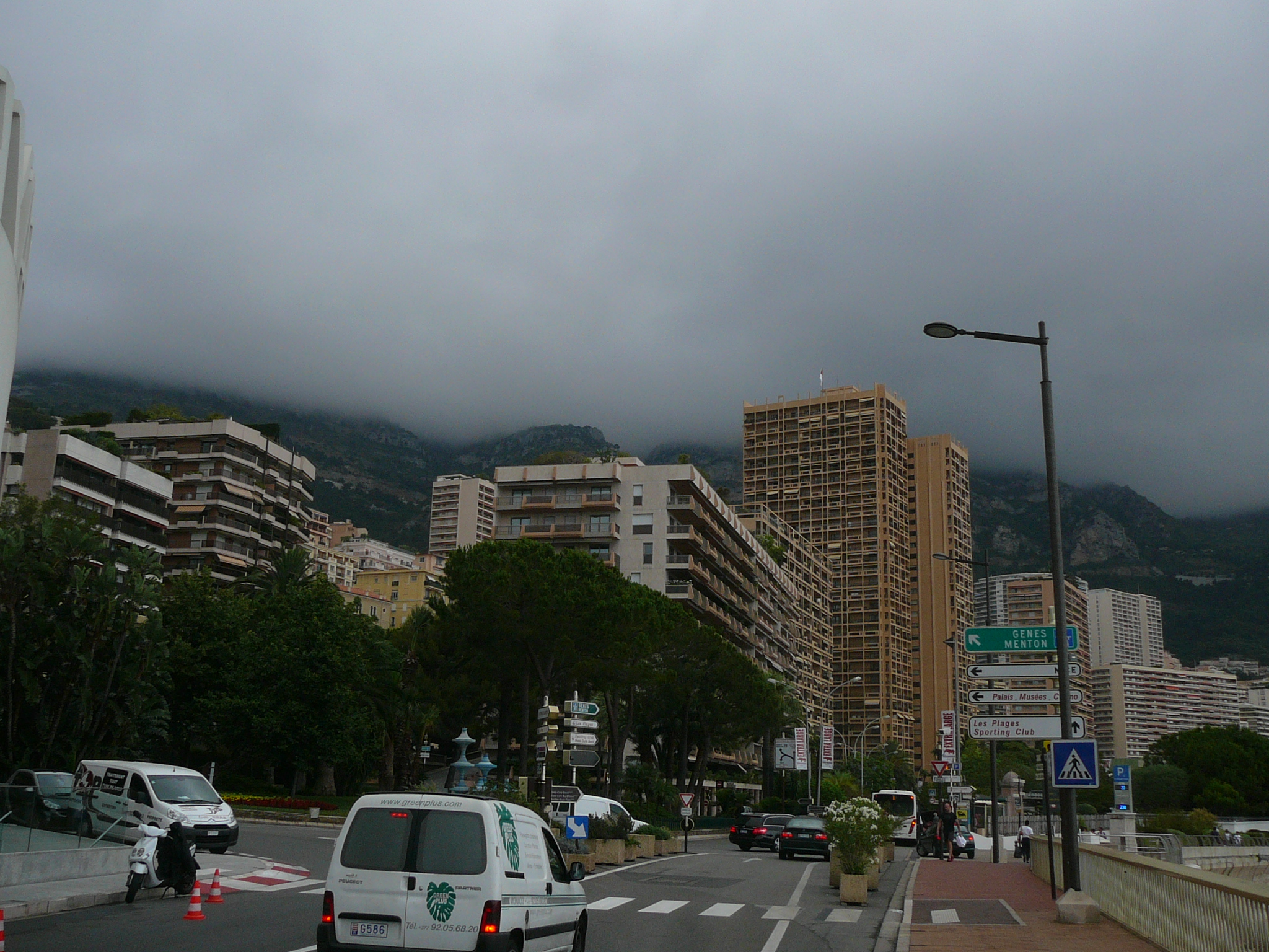 Monaco felhőbe vesző hegyei.jpg
